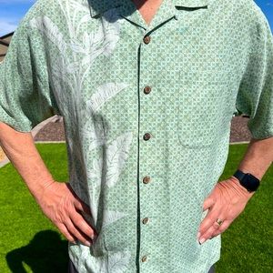 Vintage men’s Tommy Bahama shirt